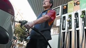 Repostaje de un vehículo en el surtidor de una gasolinera de la calle Roger de Flor de Barcelona, ayer.