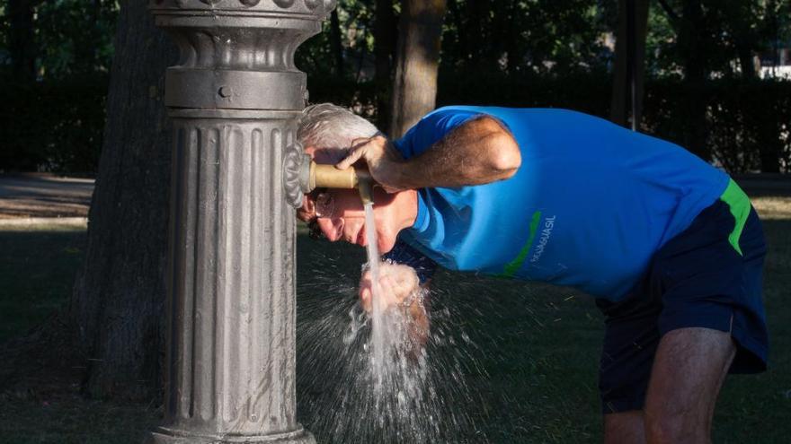 Un hombre se refresca ante las altas temperaturas en una fuente de Zamora en una imagen de archivo.