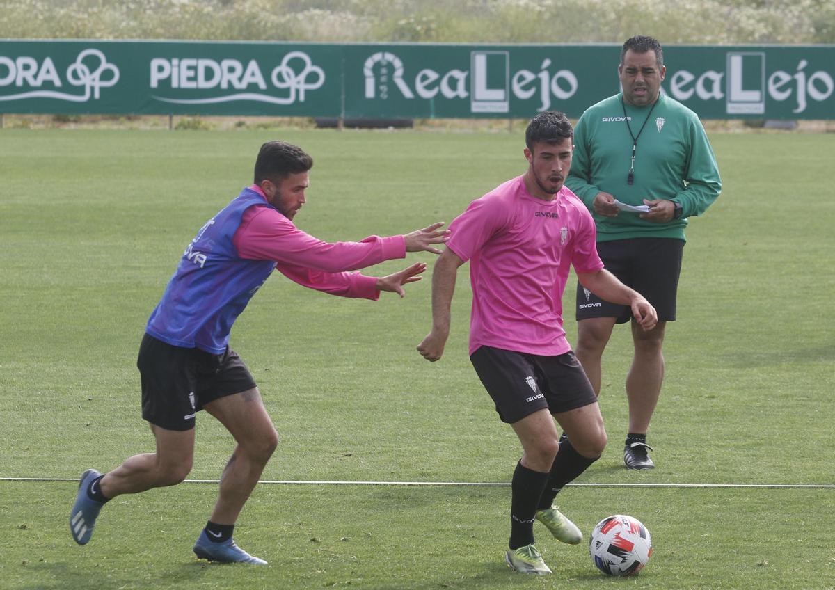 Carlos Puga, en uno de sus primeros entrenamientos con la primera plantilla del Córdoba CF, observado por Germán Crespo.