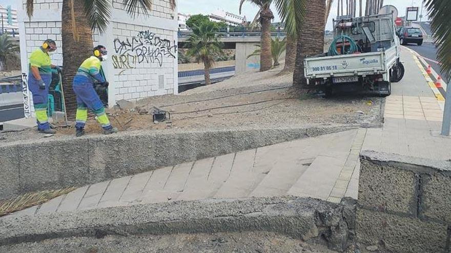 Operarios de Aqualia durante una reparación.