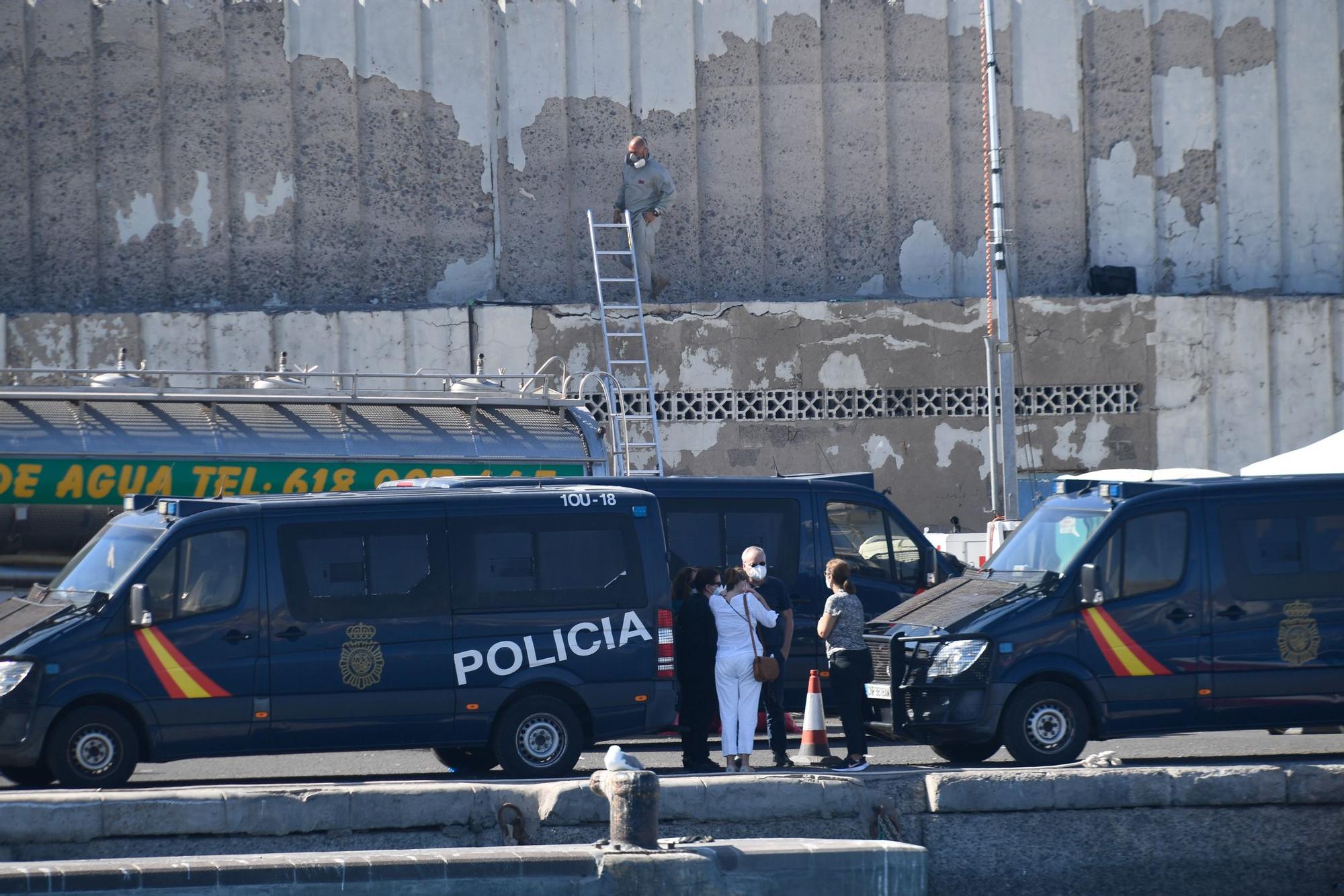 Llegada de una embarcación al puerto de Arguineguín saturado