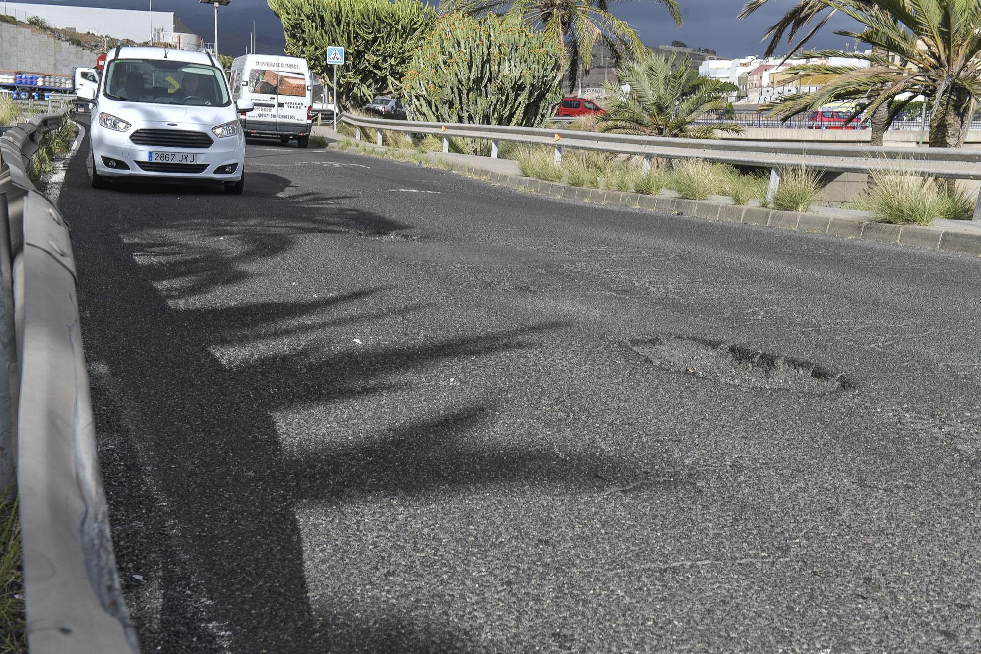 Baches gigantescos en la carretera de acceso a Salinetas, en Telde.