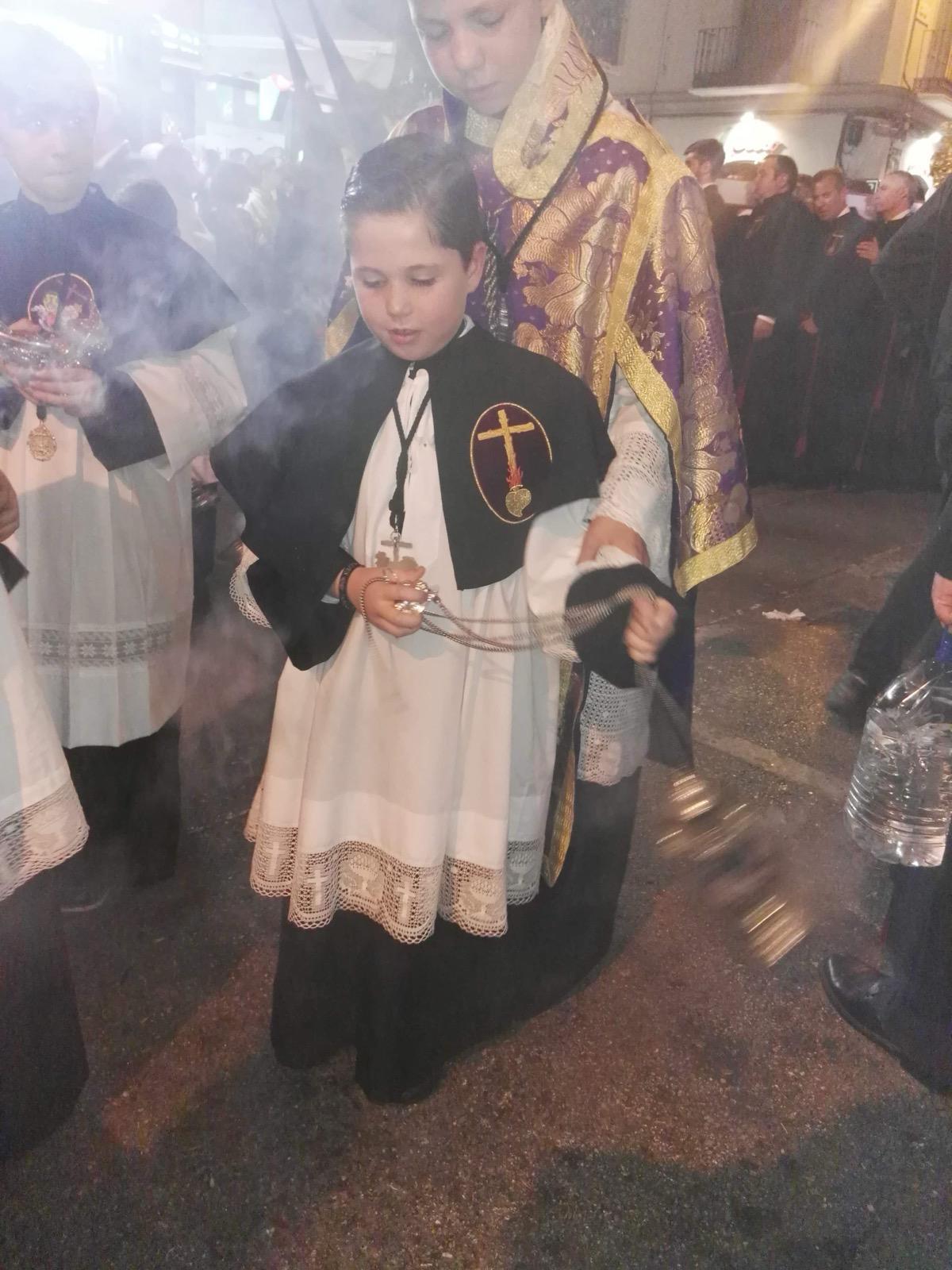 Carlitos sale de monaguillo en la Agonía.