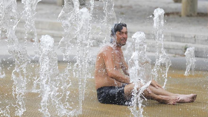 Un hombre se refresca en la fuente de la plaza de España durante la jornada de ayer.