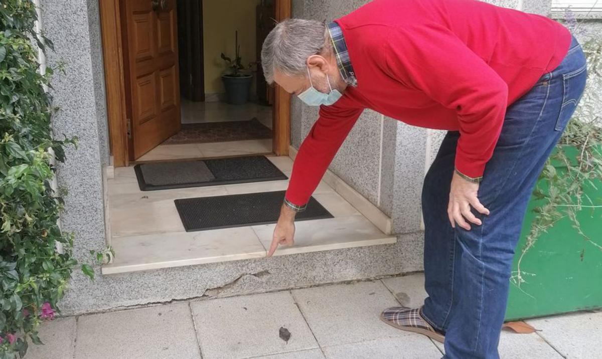 El propietario muestra una grieta provocada por las filtraciones.