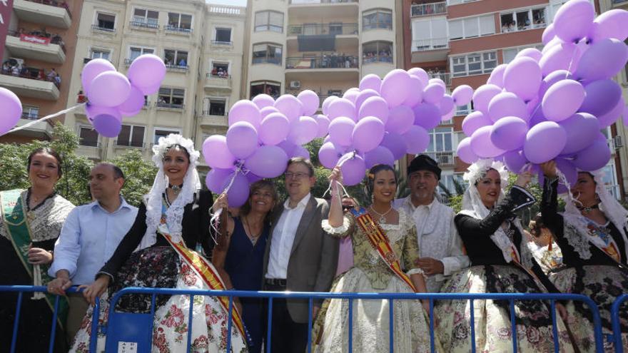 El president Puig con las representantes de las fiestas de toda la Comunidad en las Hogueras de Sant Joan