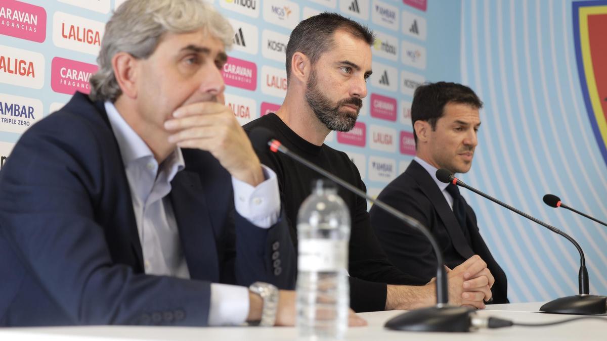 Sellés, en el centro, entre el director deportivo Txema Indias y el director general Fernando López en la presentación del técnico.