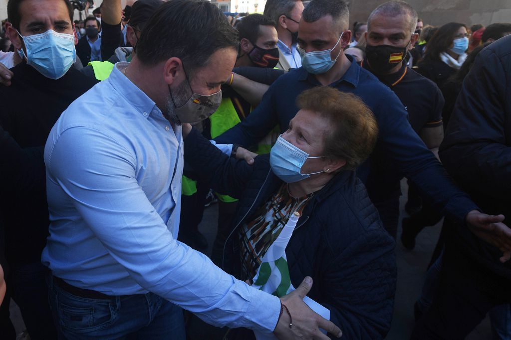 La plaza de la Catedral de Murcia se abarrota para recibir a Abascal