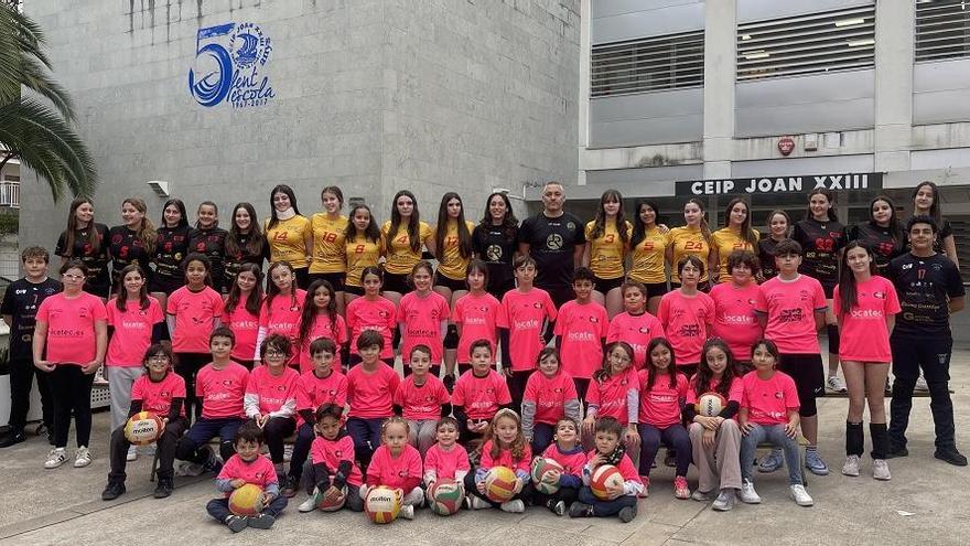 Jugadoras, jugadores y técnicos del CV Arenas
