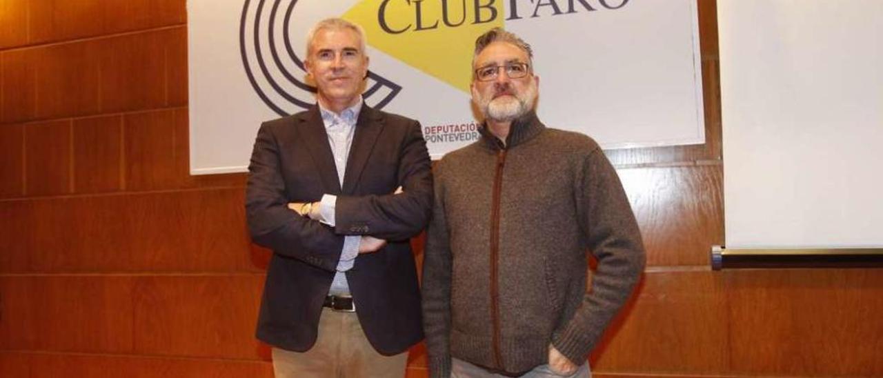 Emilio Lara (izquierda) fue presentado por el escritor Teo Palacios. // José Lores