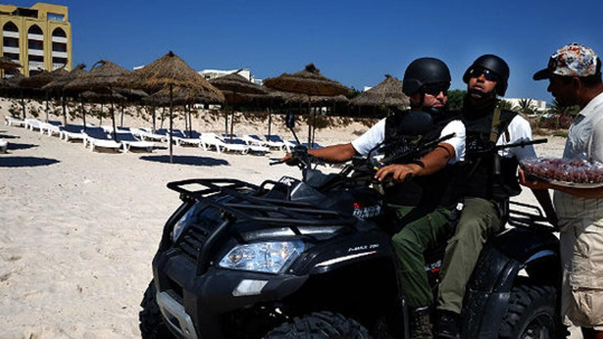 Dos agentes de policía patrullan por una playa de Túnez, este lunes.