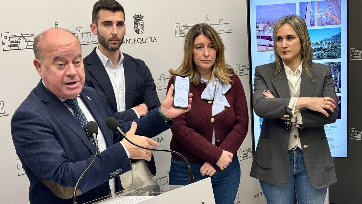 Barón muestra un móvil. Entre las actuaciones más destacadas se encuentra la ampliación del sistema de alerta temprana de incendios con dispositivos (narices digitales), que ya funciona en el paraje del Romeral y se extenderá al Pinar de Hacho