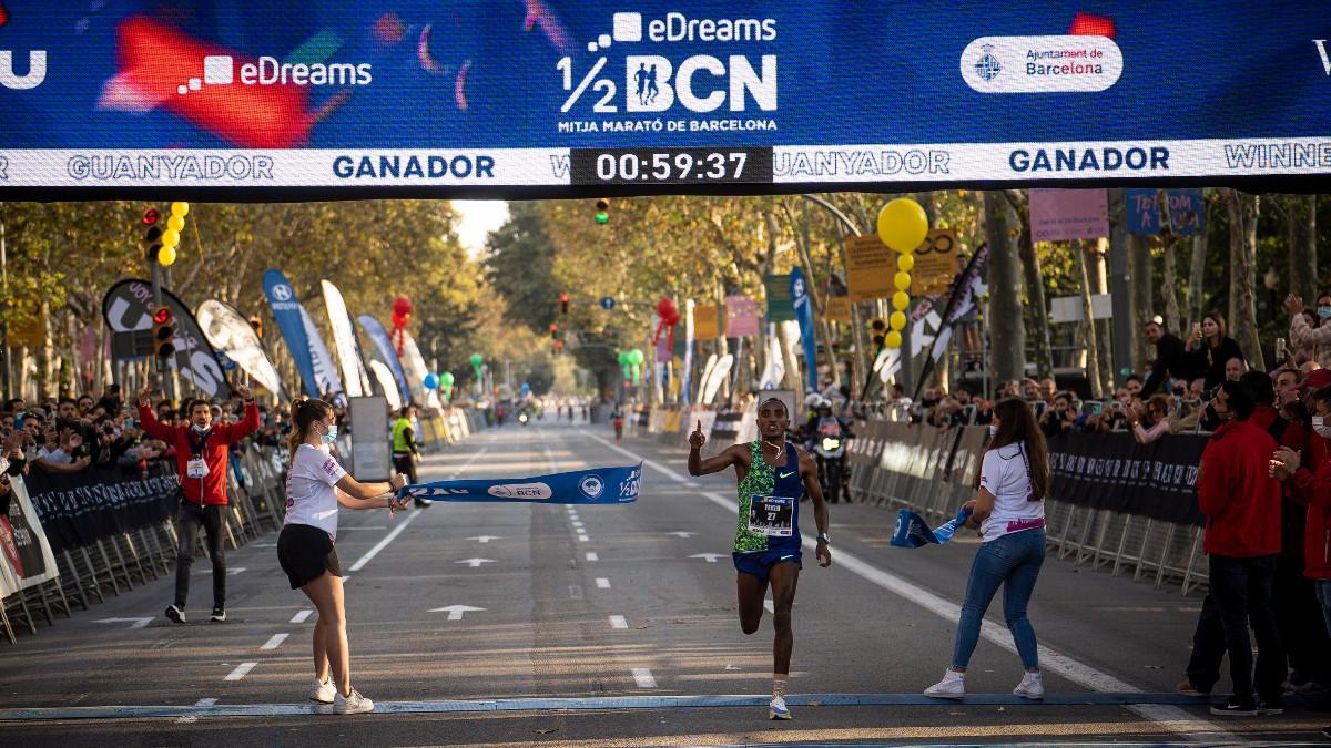 Haftu Teklu cruzando como ganador la línea de meta