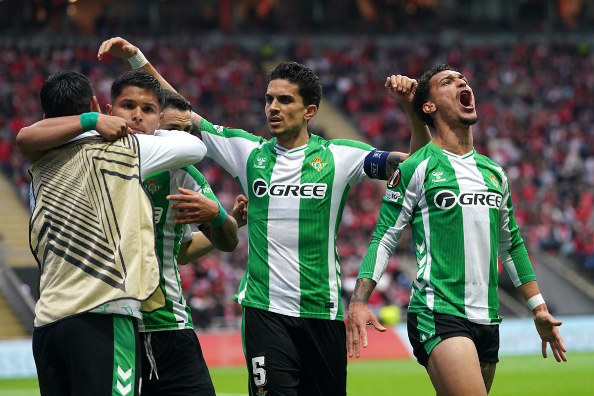 Braga (Portugal), 08/04/2026.- Betis' Cucho Hernandez (2-L) celebrates with his teammates after scoring the 1-1 goal during the UEFA Europa League quarter finals first leg soccer match between Sporting de Braga and Real Betis, in Braga, Portugal, 08 April 2026. EFE/EPA/HUGO DELGADO