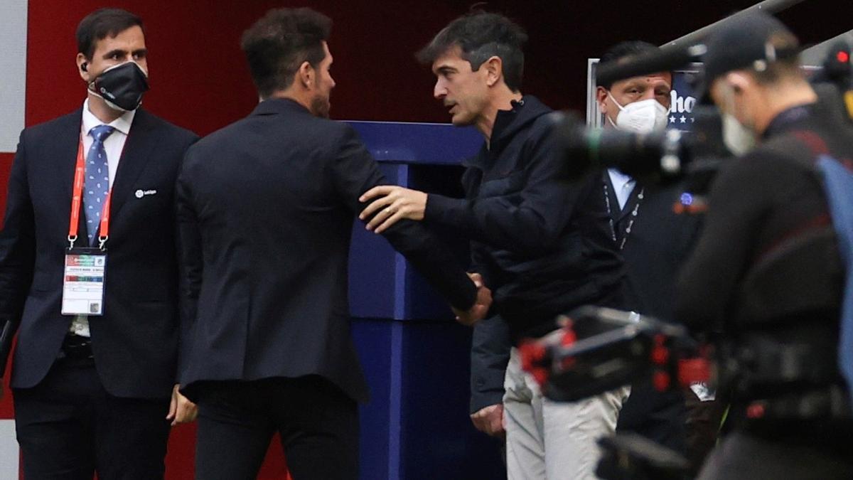 Pacheta saluda al técnico del Atlético, Cholo Simeone, antes del partido.