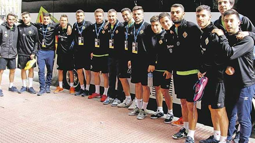 La plantilla del Palma Futsal posa ayer justo antes de partir hacia el entrenamiento en el WiZink Center de Madrid.