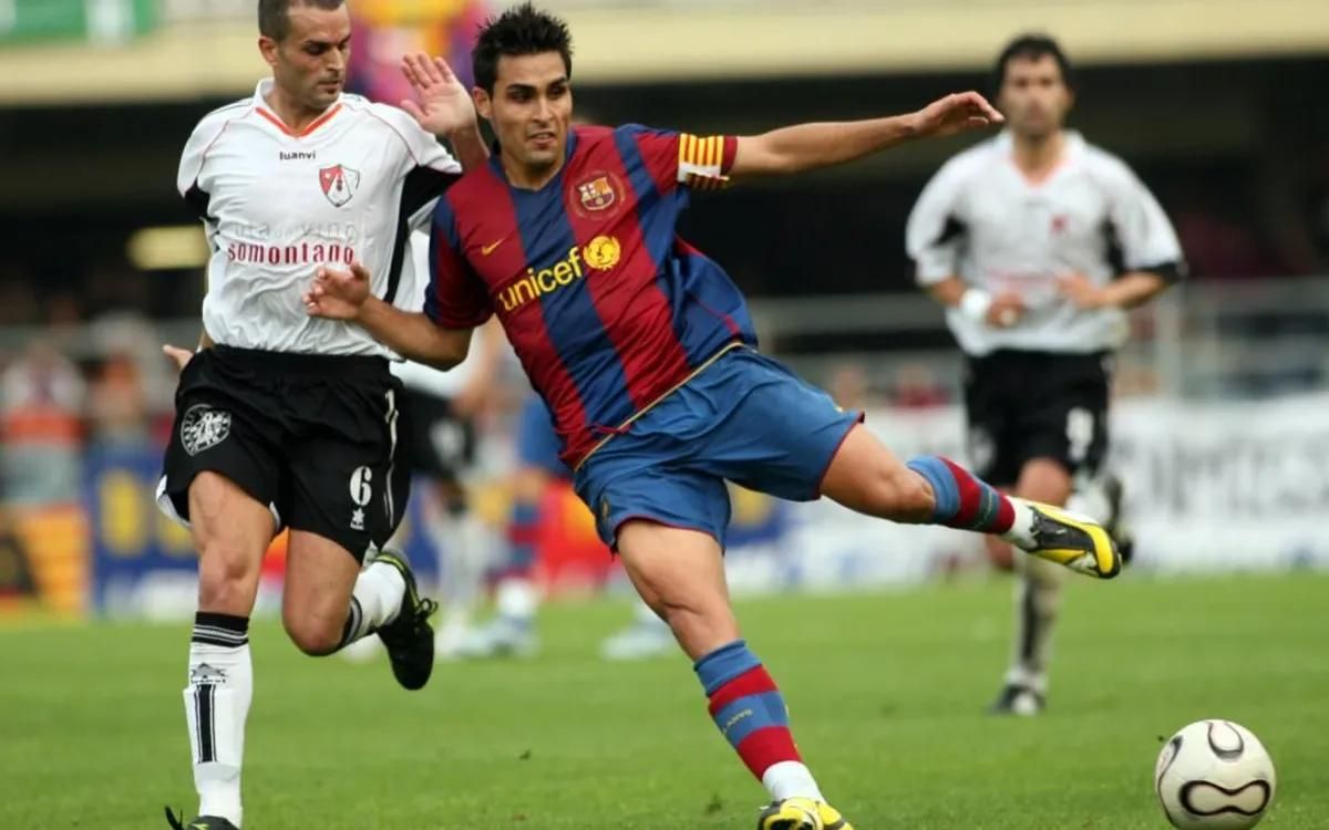 Un futbolista del Barbastro le intenta arrebatar un balón a un jugador del Barça B en el partido de vuelta