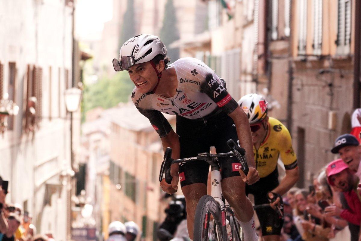 Isaac del Toro, por delante de Wout van Aert, en la subida a la meta de Siena.