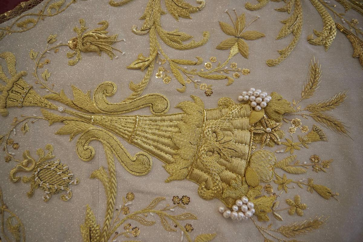 Así es el manto de la Virgen "Un poco de muchos" al detalle Así es el manto de la Virgen "Un poco de muchos" al detalle