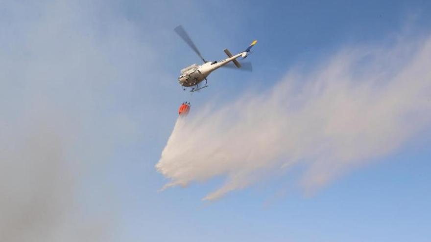 Los medios aéreos tratan de controlar el fuego.