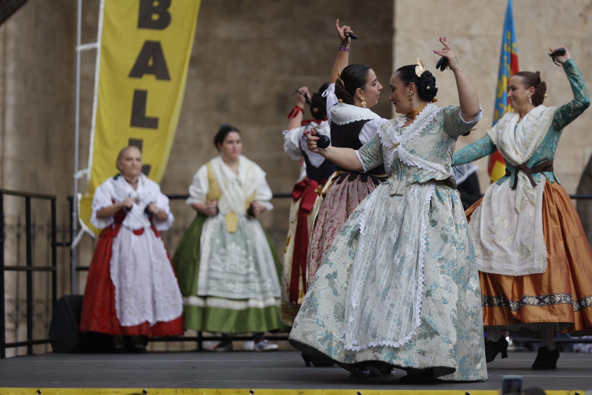 Los Balls al Carrer se estrenan a los pies de las Torres de Serranos