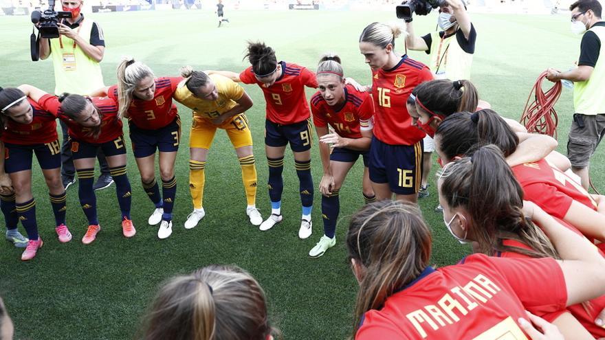 Alexia Putellas se dirige a sus compañeras de la selección española absoluta femenina.