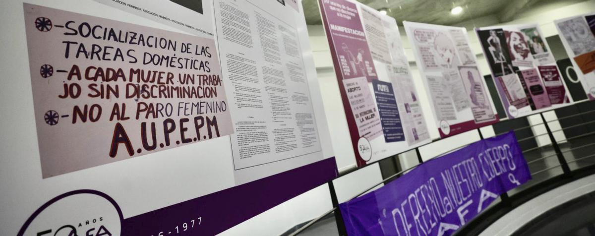 Cartel de la asociación AUPEPM, embrión de AFA, junto al primer manifiesto y una de las primeras pancartas, debajo, a la derecha.