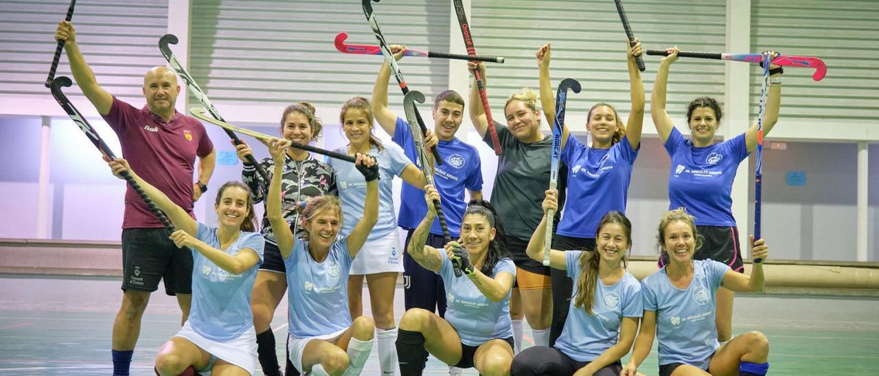 Foto d’equip de la primera secció de mamis del Portmany Hockey Club al pabelló del Quartó de Portmany, a Sant Antoni.