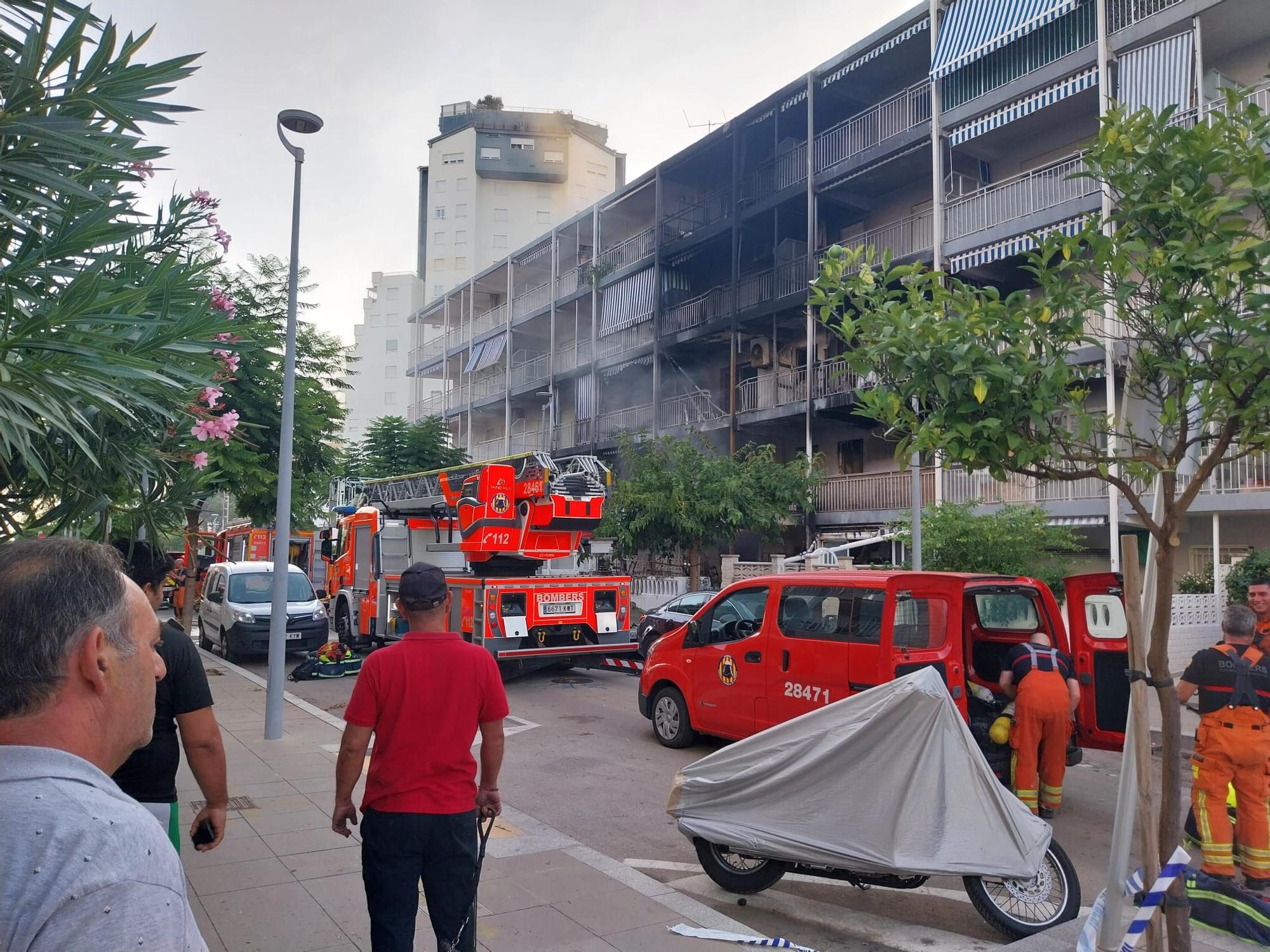 Así ha quedado el edificio incendiado en la playa de Gandia
