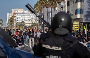 Los trabajadores del sector del metal se manifiestan por las calles de Cádiz durante la séptima jornada de huelga. La Policía y los manifestantes del sector del metal se enfrentan desde esta mañana en el inicio de la séptima jornada consecutiva de huelga. EFE/Román Ríos.