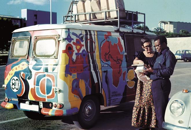Aquí la vemos junto al alcalde de Lusaka y a la colorida furgoneta Pegaso con la que viajó de Barcelona a Ciudad del Cabo, su primera gran expedición en los años 70.