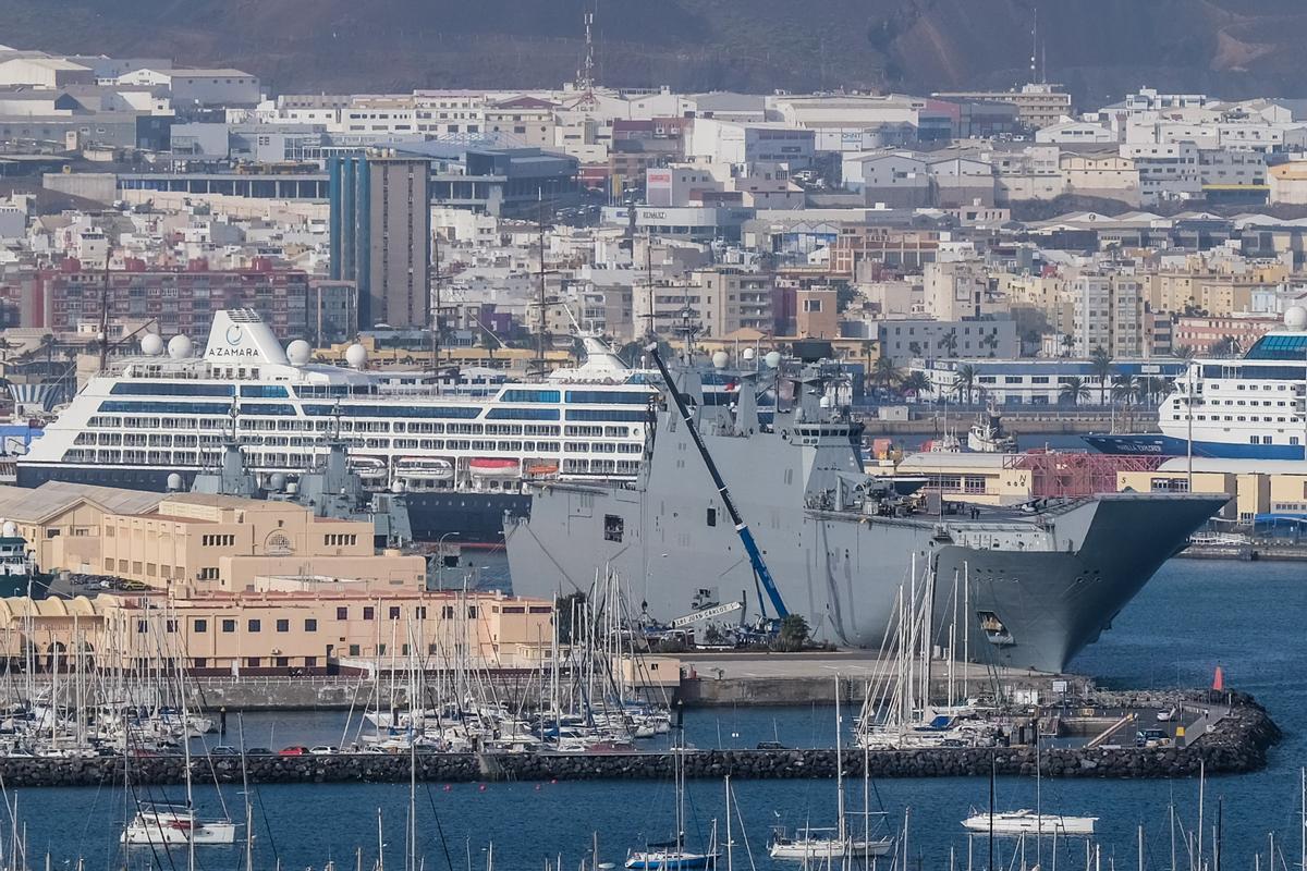 El portaeronaves 'Juan Carlos I', de maniobras en Gran Canaria