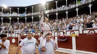 Un arrollador Roca Rey desata la locura en El Bibio en otra tarde de gran entrada en los tendidos