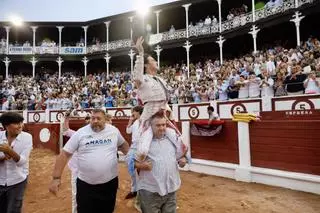 ¿Por qué le lanzaron un gallo a Roca Rey tras su triunfal faena en Gijón?