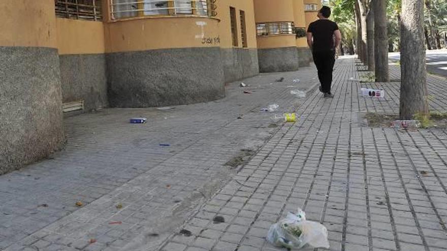 La basura se acumula por las calles y plazas del barrio durante días por la falta de limpieza.