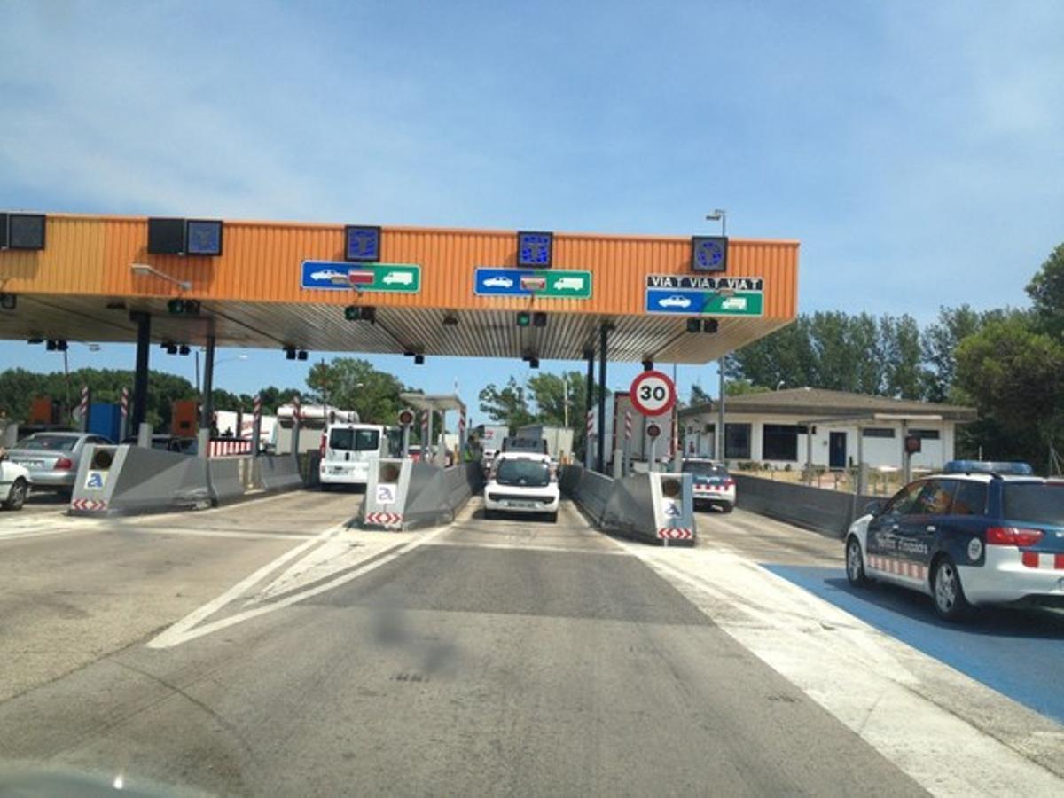 Barreras abiertas en el peaje de l’AP-7 en Figueres Sud. Desvían todos los vehículos de la autopista. Ernest Cahué en Twitter.