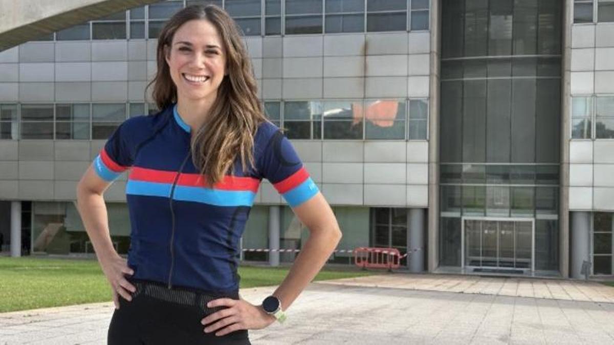 Gemma Payá, la presentadora de Valencians sobre rodes, en el exterior de À Punt.