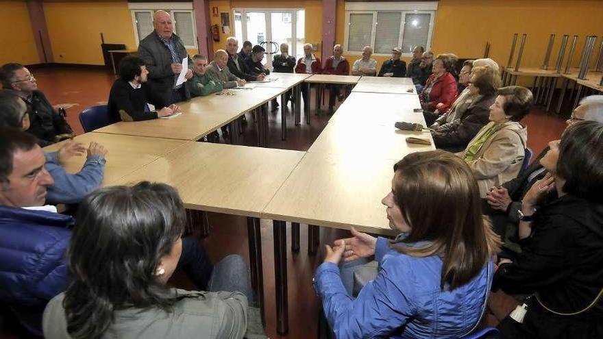 La asamblea de ayer en el edificio de usos múltiples de La Foz.