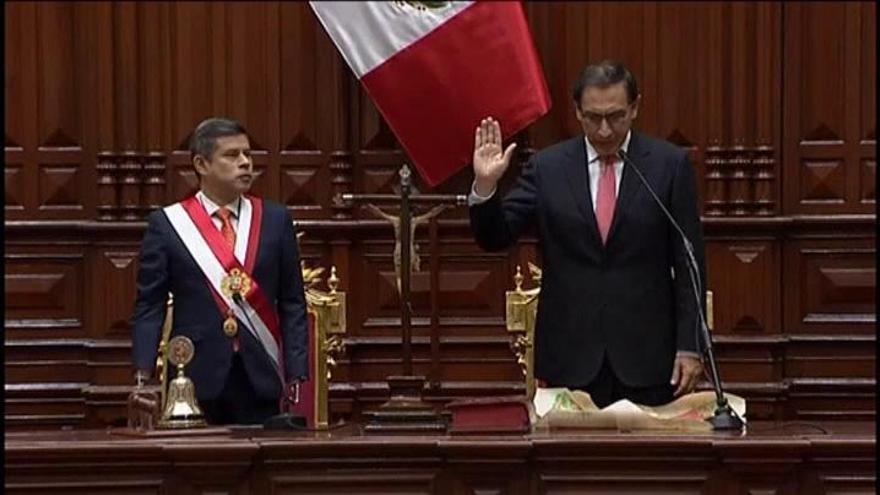 Martín Vizcarra jura su cargo como presidente de Perú