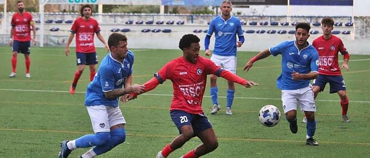 Un momento del partido entre el Saguntino y el Benicarló. | SAGUNTINO