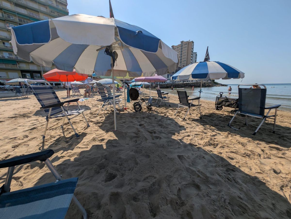 Sombrillas vacías en la playa de La Concha de Orpesa, este jueves.