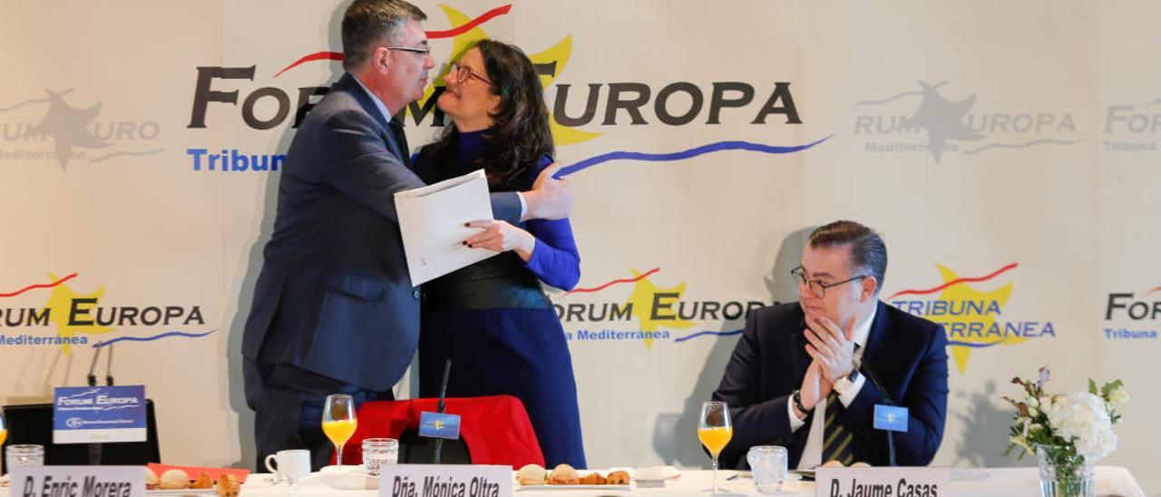 Enric Morera y Mónica Oltra se abrazan antes de ofrecer su conferencia el presidente de las Cortes ayer en València.