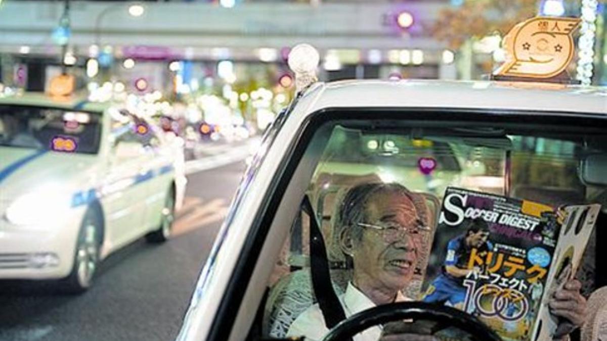 CHICO DE PORTADA. El Barça y, más en concreto, Messi acaparan las primeras páginas de las revistas de fútbol japonesas. En colegios y mercados, en el tren, en el taxi o por la calle, los japoneses leen cómo 'la Pulga' pretende llevar a su equipo