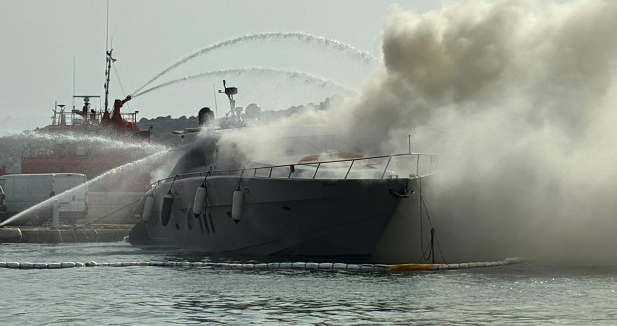Arde un yate amarrado en el puerto deportivo Botafoc Ibiza