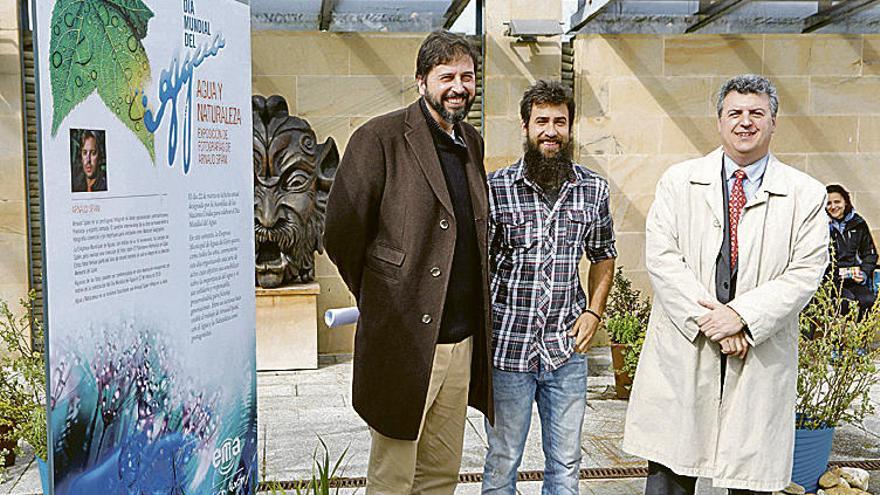 Por la izquierda, José Luis Suárez Sierra y Álex Galán, con el gerente de la EMA, Vidal Gago, ayer, en el Jardín Botánico.