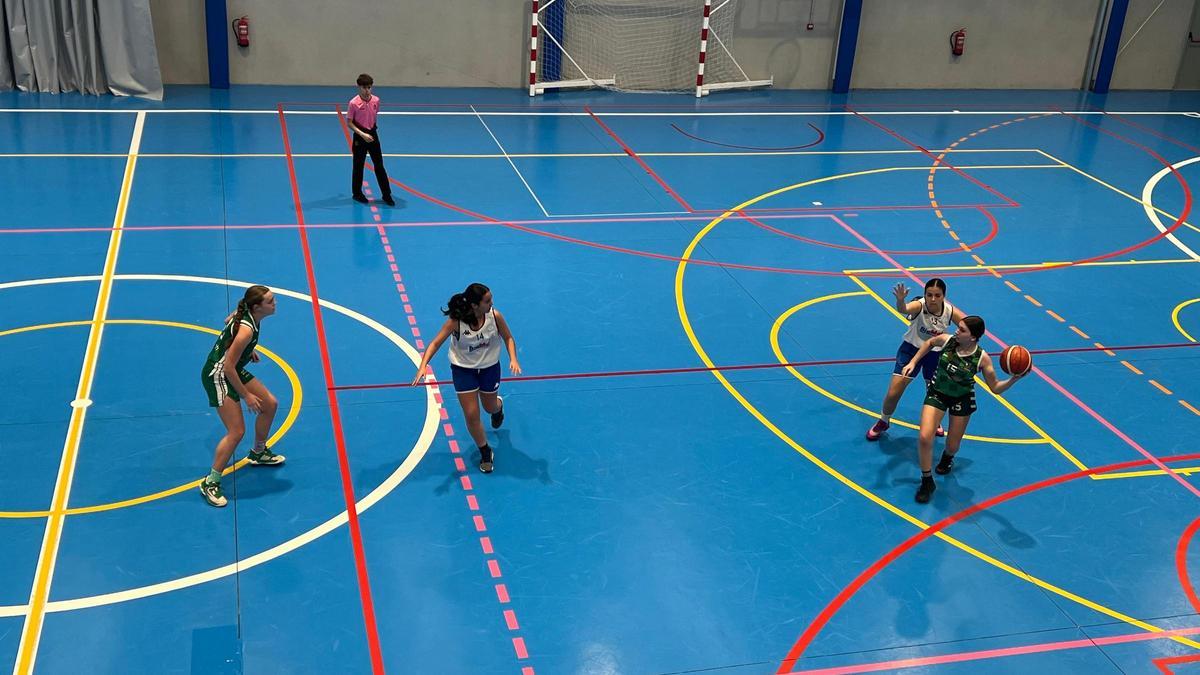 Partido de baloncesto en el pabellón Ernestina Maenza, este sábado.