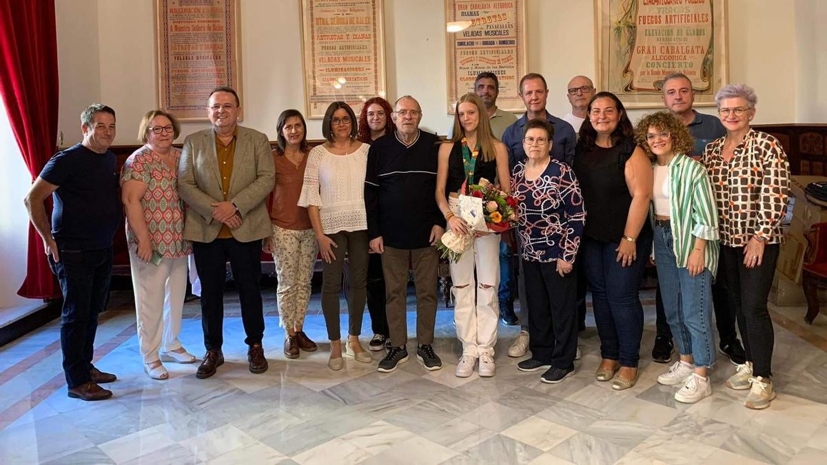 Patricia Pérez junto a familiares, amigos y la corporación municipal.