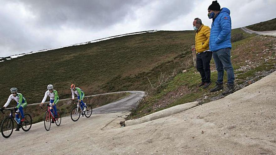 Los ciclistas en las últimas rampas ante la mirada de José Manuel Fernández Tamargo y Manuel Prieto.