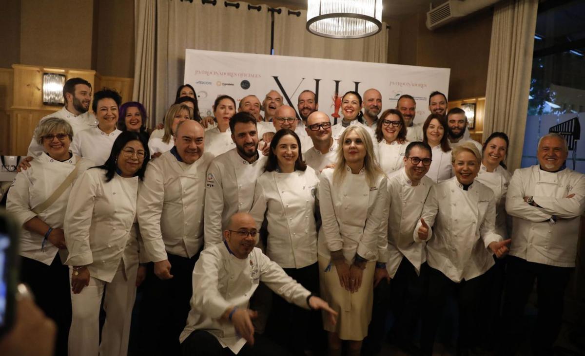 Un grupo de cocineros de Euro-Toques posa en el «photocall» de la cena celebrada en Latores. | F. Rodríguez