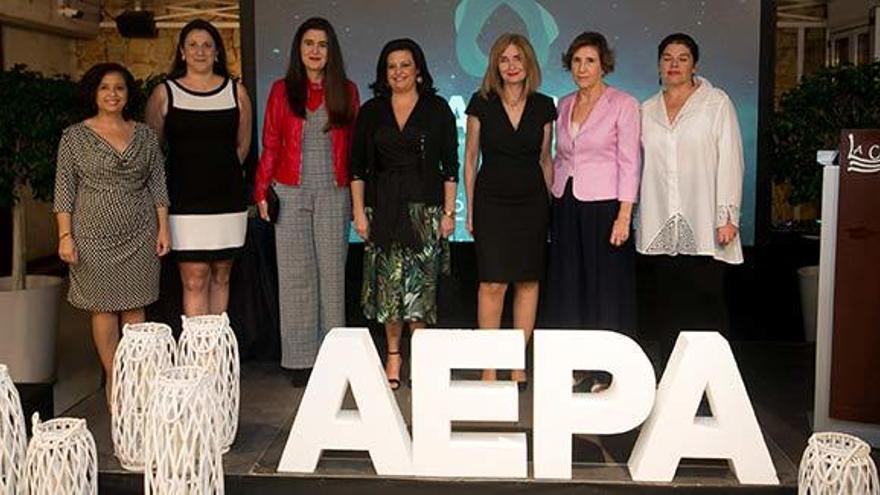 Foto de familia de las seis premiadas junto a la presidenta de AEPA, María José Bernabéu en el restaurante La Cantera en la 5º edición de los Premios AEPA